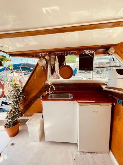 Vintage Classic 70S Boat! Hotel Sant Adria de Besos Exterior photo